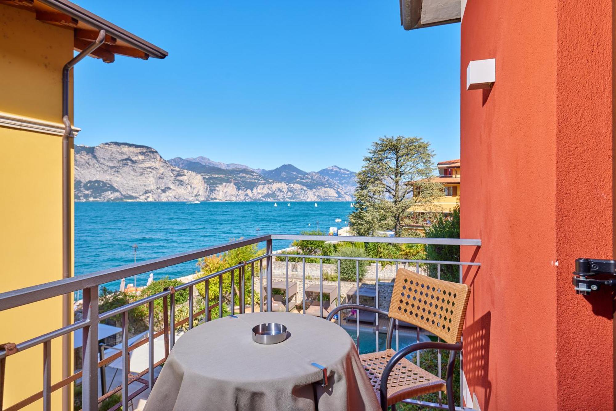 Lake Front Hotel Brenzone Extérieur photo